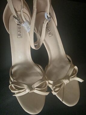 UNIF Cream Bow Ankle-Strap Heels